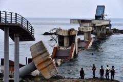 海上歩道橋が崩落　竣工からわずか13年…　…＆lt; \`Д´＆gt;