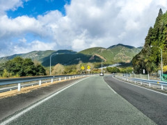 【悲報】九州の高速道路、数十カ所壊れて『110km通行止め』という地獄へ