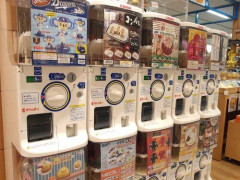 【悲報】良い年してガチャポンの前で足止めてるおっさんwwwwwwwwww