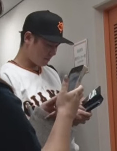 【朗報】坂本勇人、Androidな上に手帳型ｗｗｗｗｗ