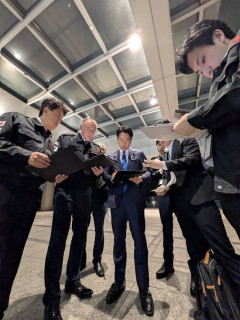 【悲報】小泉進次郎、熊本地震対策ミーティングでオシャレな写真を撮ってしまい炎上