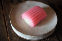 「すあま」っていうばあちゃんちにあるカマボコの偽物みたいな和菓子知ってるか？
