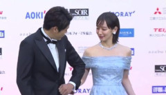 【画像】吉岡里帆さんにひじが当たった瞬間、男性の顔が正直すぎるｗｗｗｗ