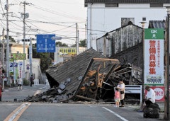 【画像】イオンモール熊本、ガレキから剥き出した鉄骨にダイイングメッセージが見つかる