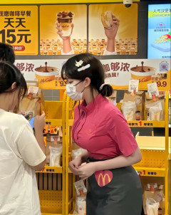 【画像】中華マック、接客お●ぱい限界突破ｗｗｗｗ