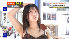 【朗報】NHKの街頭インタビューにえっちな女の子が映りこんでしまう