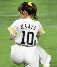 【画像】内田真礼さんの太もも、ぶっとすぎる
