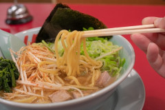 【画像あり】乗せ放題のラーメン店でこれやったら「タダだとなんでも取る卑しい野郎」とか言われた⇒ｗｗｗ