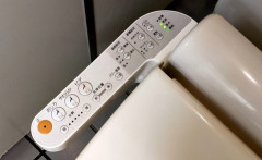 女の子「ねえトイレどこ？」ワイ「ここをまっすぐいって右やで」女の子「ありがとー」⇒！