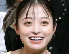 【速報】橋本環奈、試写会で前屈み→豊満なバストが見えてしまう