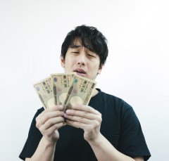 女も男と同等だって言うならなんで女は奢らないの？