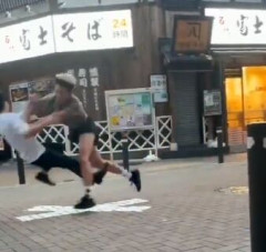【動画】ブレダウに影響された歌舞伎町陽キャの喧嘩、エグ過ぎるwwwwwwwwwwww