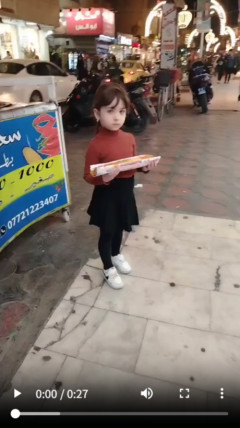 【悲報】お人形みたいな女児、おっさんに話しかけれ困惑するｗｗｗｗ