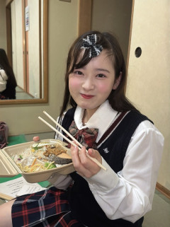 AKBさんの昨日の弁当がコチラ！お弁当を食べてる近藤沙樹ちゃんが可愛い！！【AKB48こさき】　