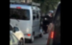 【動画】バイクカス、路上で配達員をボコボコにしてしまう