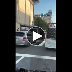 【動画】ヘルメットおじ、軽に乗り込み若い配達員をブチのめす