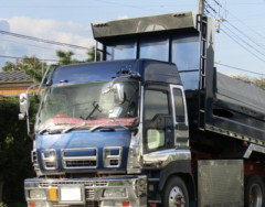 【画像】ダンプカーの芸術点が高すぎる事故、これ