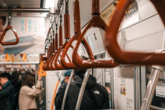【動画】電車の中で『女性の匂いを嗅ぐおじさん』、ヤバすぎるｗｗｗｗｗｗｗｗ