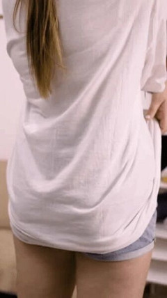 【動画】女さん、Tシャツの中に虫が入り大騒ぎしながら脱ぎ捨てる