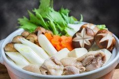 【悲報】有吉弘行、外食の鍋のボリュームに不満爆発「終わり？雑炊ですか？もう」