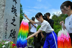 【群馬】日航機墜落事故、地元中高生が慰霊登山…「御巣鷹の尾根」で千羽鶴奉納