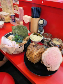 【画像】3000円でこの肉塊が食べられる家系ラーメン店w