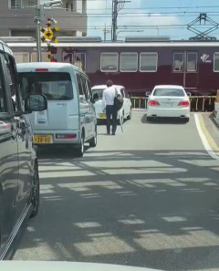 【恐怖】「何考えてんだ…」踏切前で対向車線に並び、遮断機が上がった瞬間ロケットスタートを切るヤバすぎる車が目撃される