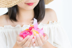 彼女から電話がかかってきたけど応答なし。切ろうかと思ったら男の声が。彼女「ホテルで飲もうよ」「噂されたら店にいられないから」あ…ダメだこりゃ。夜の女を信用してはいけない。