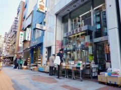【恐怖】本を読んでいただけで…イオンモール宇城の「蔦屋書店」で壁が突然崩落する大惨事が発生