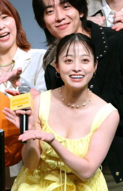 【画像】橋本環奈さん、暑すぎてお乳がこぼれそうな衣装でポーズ取りまくりｗ