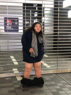 【画像】トー横ギャルさん、スカートがずり落ちるｗｗｗｗｗｗｗｗｗｗ