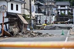 イオンモール宇城で高齢男性を救助、心肺停止　熊本地震