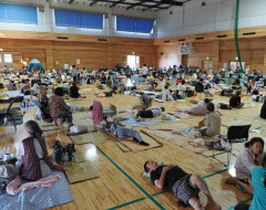 【疑問】「狭くて眠れない」「暑さが堪える」災害大国・日本の避難所、なぜいつまでも改善されないのか