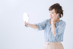 彼氏と婚約指輪を見に行った。店員「~デザインはこんな感じで…。ご予算はどれくらいですか」彼氏「80万くらいで、最大で90万までは(ボソッ」←私の価値は80万かよwwww