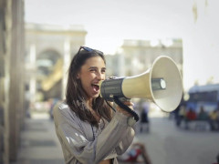 フランス「会話の声が最もデカい国ってどこだろう？」日本「俺達じゃないのは確か」