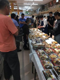 スーパーの半額争奪戦の会場、ガチで戦場ｗｗｗ（※画像あり）