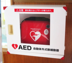 彡(ﾟ)(ﾟ)「女性にもAED……？いや、女さんが助けてあげたらええやろｗw」