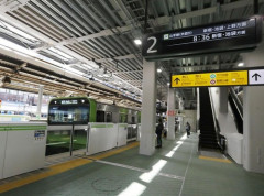 【ぶつかり男】山手線原宿駅の電車に赤ちゃんをベビーカーに乗せて突入してみた「人が降りたり乗ったりの度にベビーカー揉みくちゃで倒れそうになった！」