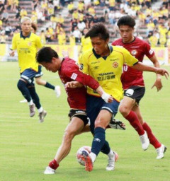 【悲報】Jリーガー、学生を殴り首を絞めるも試合には無事勝利