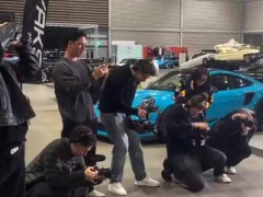 【大人気】 ガレージの中で撮影会が行われていた。スポーツカーや高級車が並んでいる → 圧倒的な１番人気はこちらです…