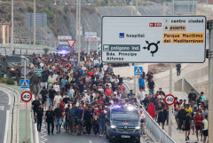 スペイン、移民流入防止へ海上フェンス設置　少なくとも67人死亡