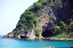 【悲報】海水浴場で泳ぐ夫と兄を撮影していた女性、突然の落石を頭に食らい頭や耳から血を流し死亡