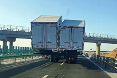 過積載でコンクリート橋まで崩落！ 中国の高速道路に現れた「幅2車線」のトラック  [8/2]