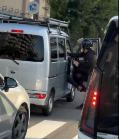 【動画】ヘルメットバイクカス、軽に乗り込み配達員をブチのめす