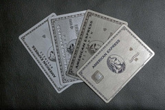未だにコンビニで現金払いのやつってクレカないんか？