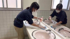 【悲報】トイレ掃除のババアにち◯こ見せつけてる奴
