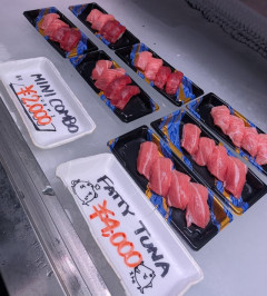 外国人「早朝の築地に行ってみたらこんな寿司が売られてた」