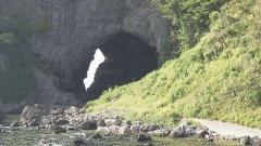 【悲報】旦那と子どもが泳ぐところを撮影しよ！ → 落石が頭に直撃して母親死亡