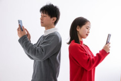 【悲報】「スマートフォンが出生率低下の一因」という研究が発表される