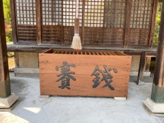【悲報】神社「1円玉5円玉の賽銭は赤字になるため迷惑です。やめて下さい」←未だにやめない人がいる理由